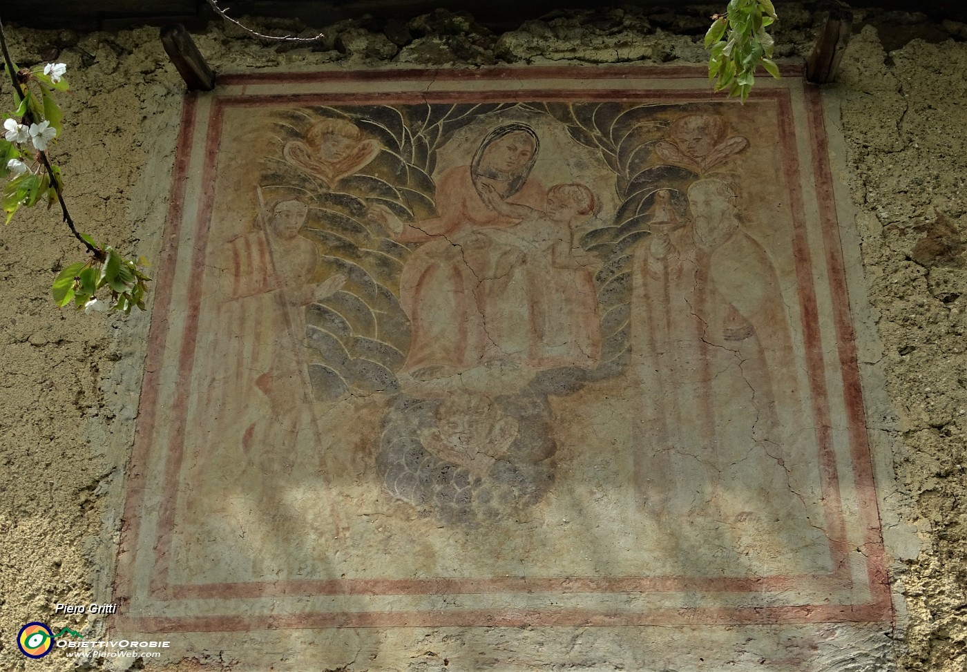 78 Un antico affresco con Madonna,  Bambino e Santi .JPG